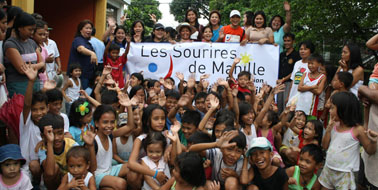 lessourires de manille celebrating with kids